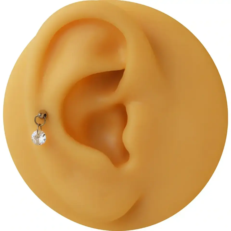Arkası düz konforlu flatback gümüş dolunay tragus piercing görünümü