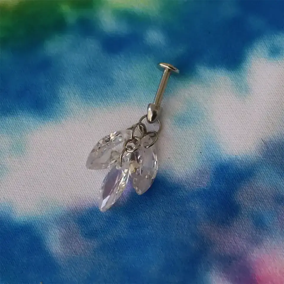 Konforlu kullanım sağlayan flatback düz arkalı kıkırdak piercingi