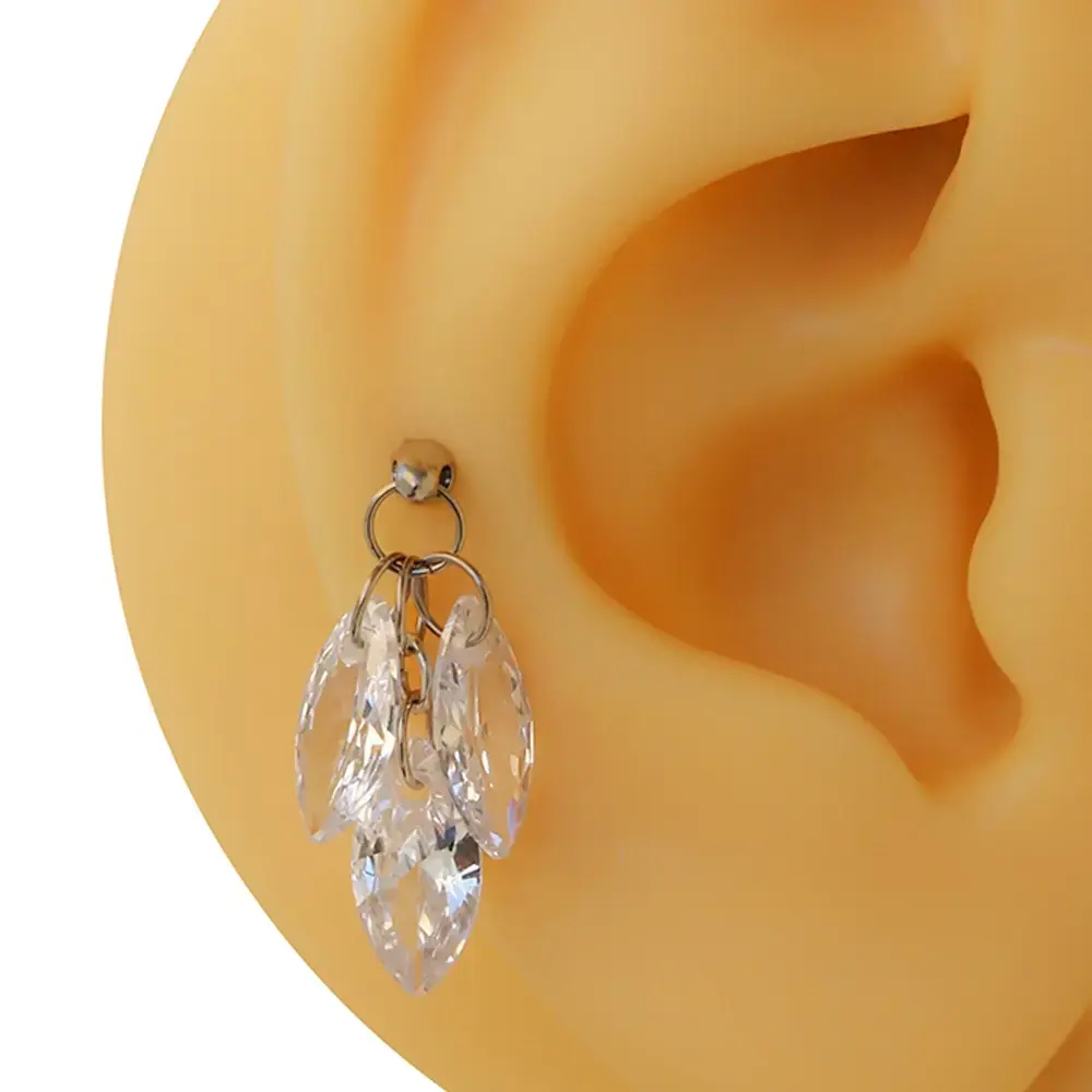 Gümüş renkli markiz taşlı tragus piercing modeli