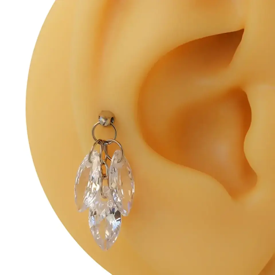 Gümüş renkli markiz taşlı tragus piercing modeli