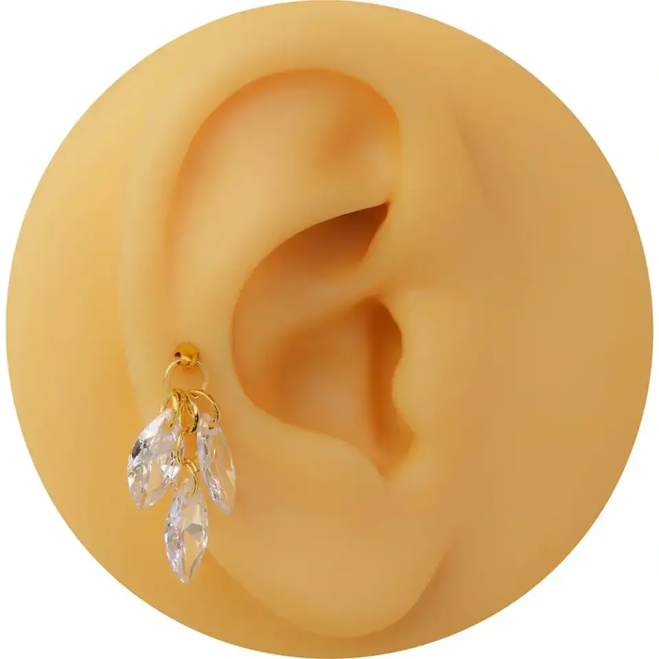 Objeden vidalı altın rengi tragus piercing kombin görünümü