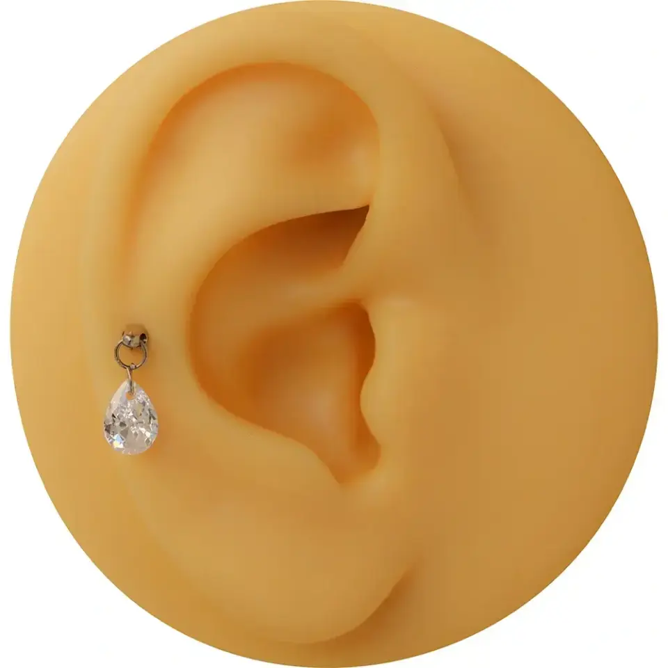 Minimal ışıltılı gümüş gözyaşı helix kıkırdak piercing kulak kombin önerisi