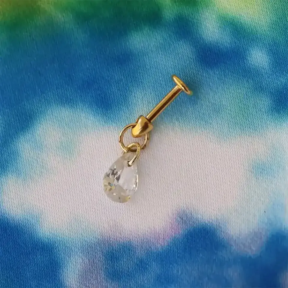 Konforlu kullanım sunan arkası düz flatback gold gözyaşı tragus piercing