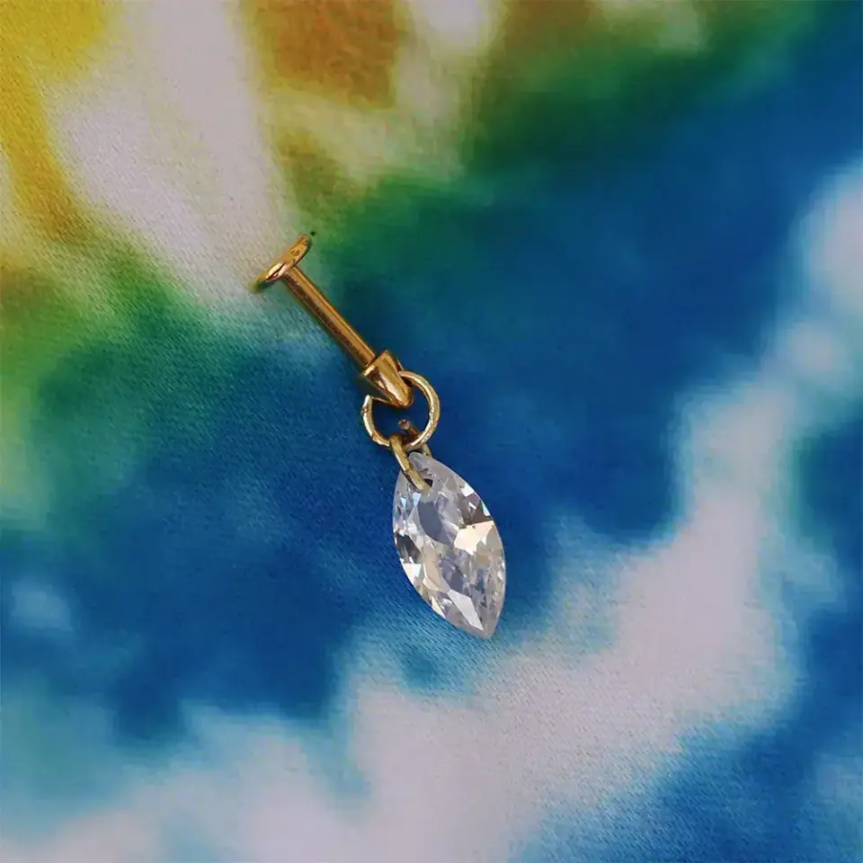 Işıltılı gold markiz zirkon taşlı helix kıkırdak piercing kombin önerisi