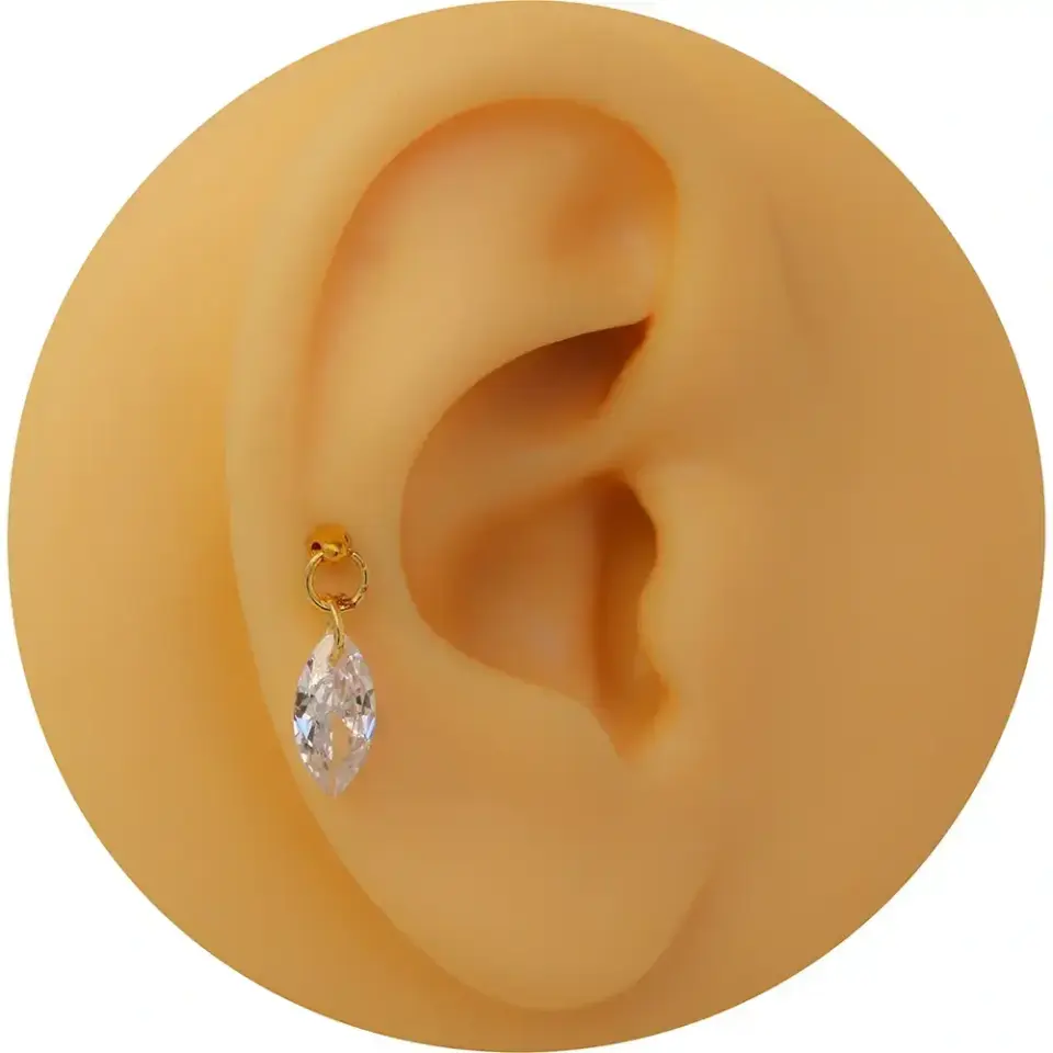 Arkası düz konforlu flatback altın rengi markiz zirkon tragus piercing görünümü
