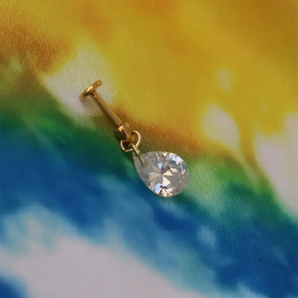 Gold damla zirkon taşlı helix kıkırdak piercing modern kulak kombin önerisi