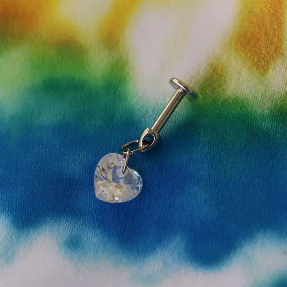 Arkası düz konforlu flatback gümüş aşk taşı kalp tragus piercing tasarımı