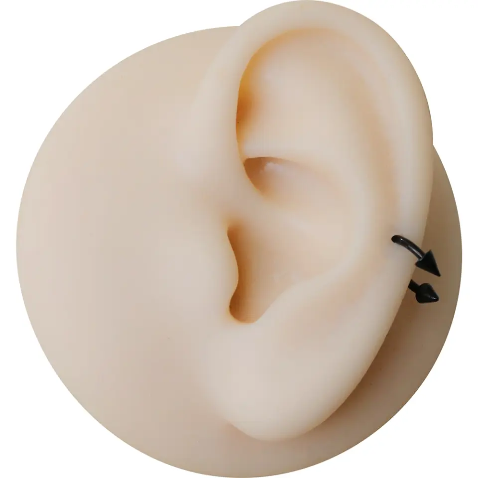 Burun ve helix bölgesinde sergilenen siyah kararmayan spike burun dudak kıkırdak piercing