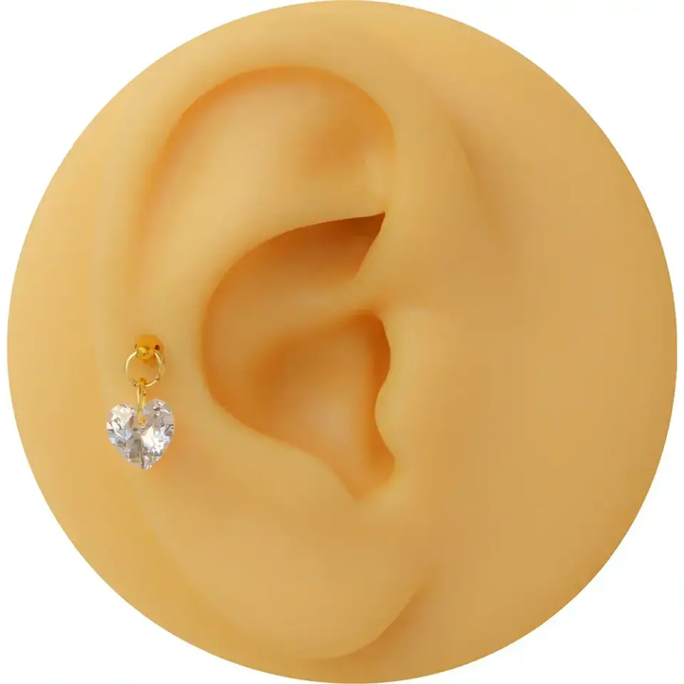 flatback-altin-rengi-kalp-tasli-tragus-piercing-tasarimi