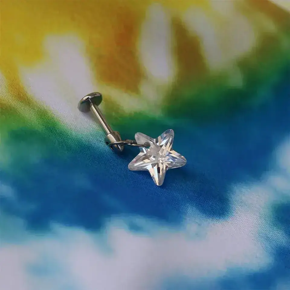 Gümüş yıldız zirkon taşlı helix kıkırdak piercing modern kulak kombin önerisi