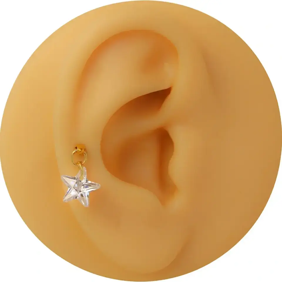 Arkası düz konforlu flatback gold parlayan yıldız tragus piercing görünümü