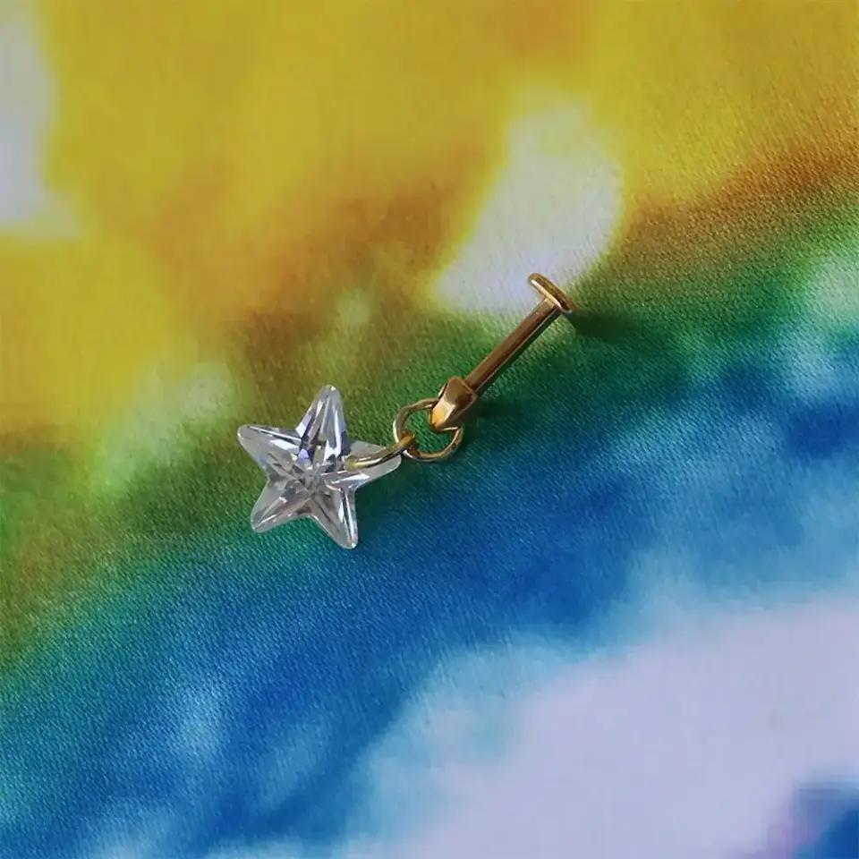 Işıltılı gold yıldız zirkon taşlı helix kıkırdak piercing modern kulak kombin önerisi