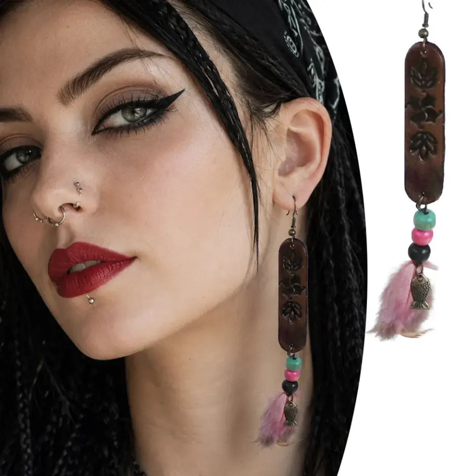 Antik sarı metal kancalı ve yaprak motifli pembe tüy sallantılı etnik el yapımı deri küpe 1010-V