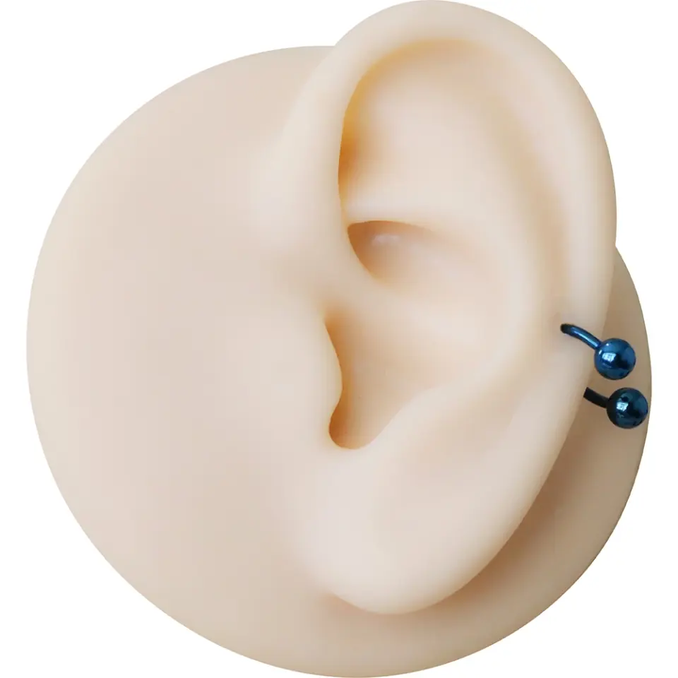 Burun ve helix bölgesinde sergilenen mavi kararmayan toplu burun dudak kıkırdak piercing