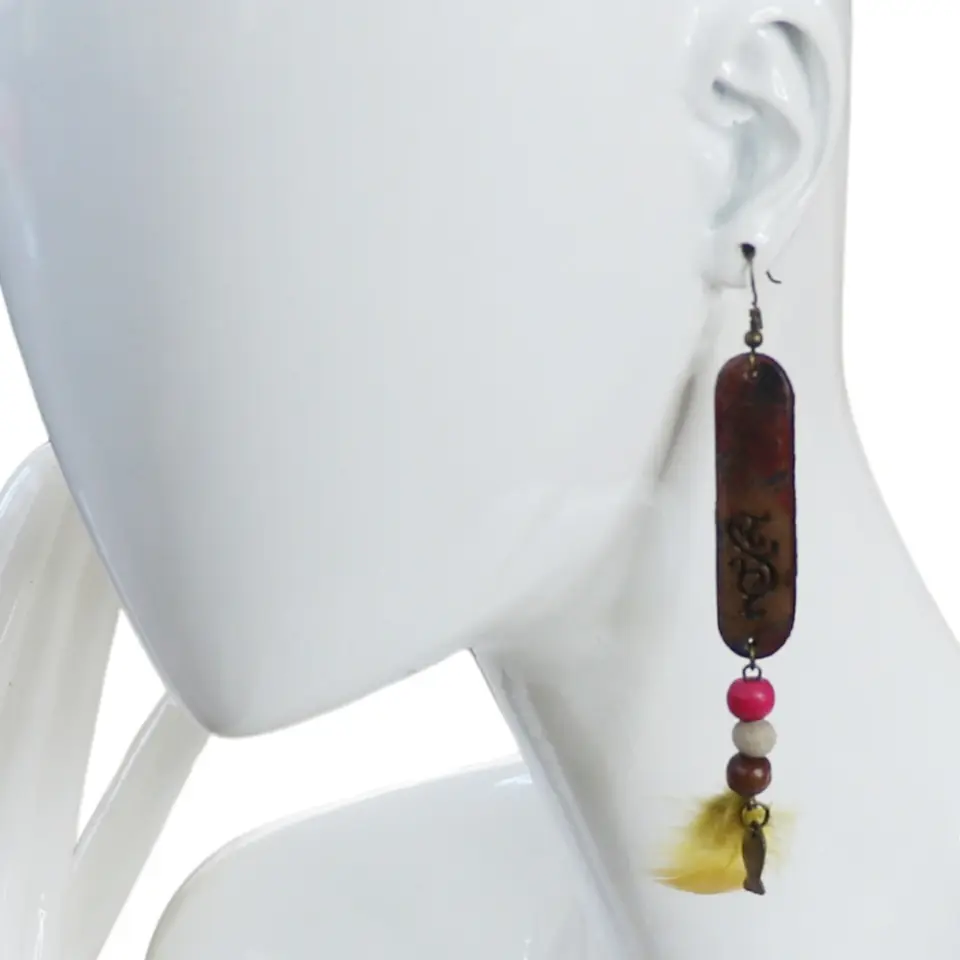 Bodrum sandalet tarzı yazlık kombinlerle uyumlu sarı tüy ve ahşap boncuk detaylı el yapımı deri küpe
