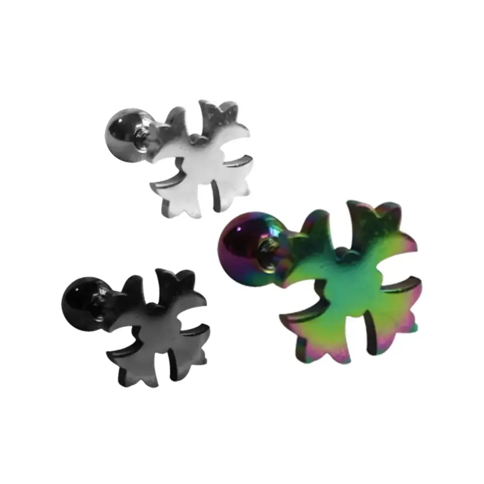 Kulak üzerinde sergilenen paslanmaz gotik haç kıkırdak helix piercing