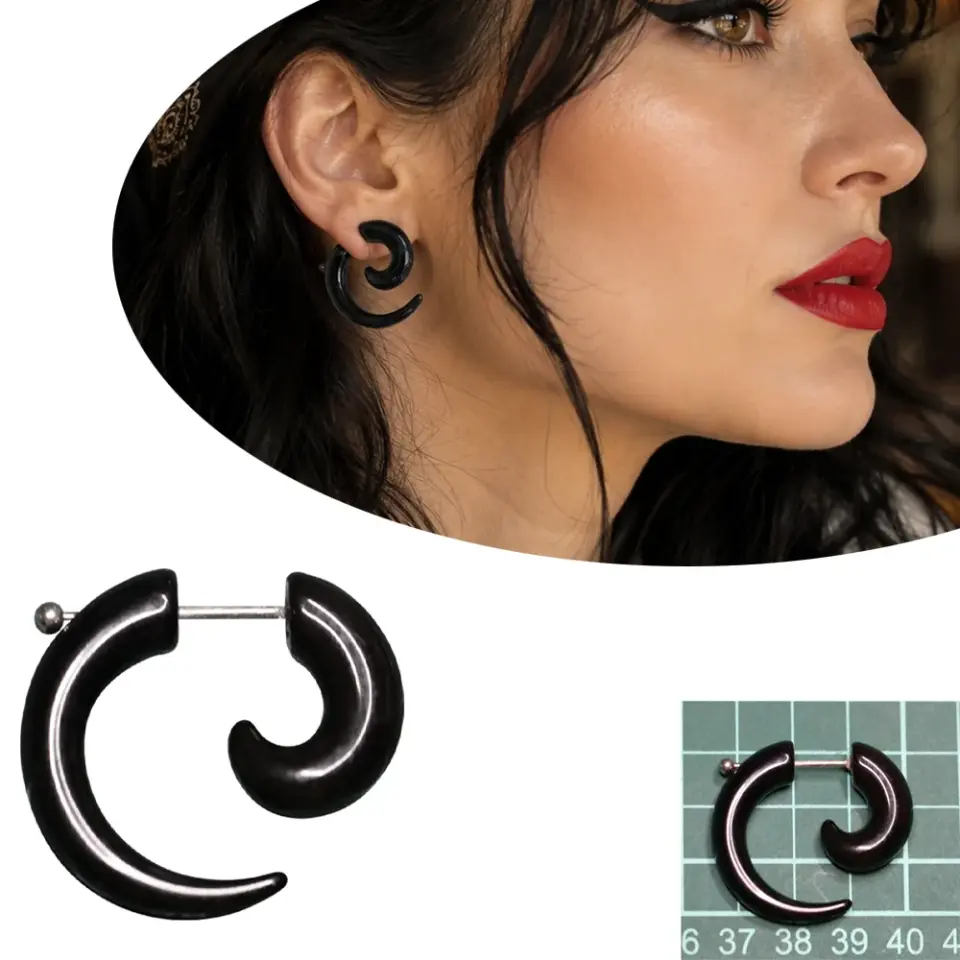 Kulak lobe piercing siyah spiral tünel görünümlü model kulak üzerinde duruşu