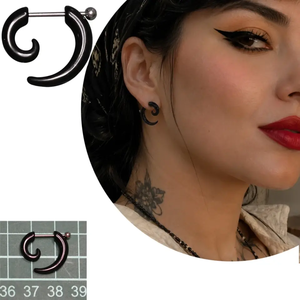 Kulak lobe piercing cerrahi çelik bar ve siyah akrilik spiral gövde detay görünümü