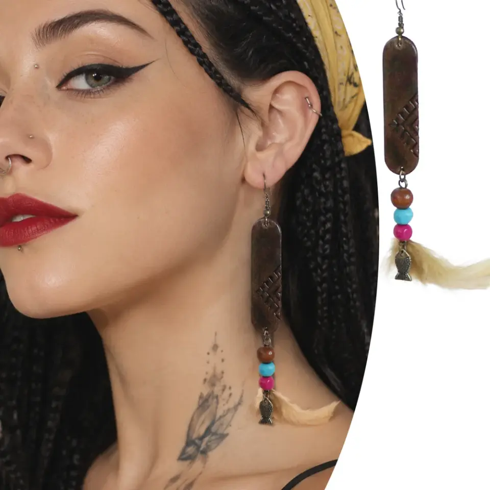 Antik sarı metal kancalı ve kilim motifli bej tüy sallantılı etnik el yapımı deri küpe 1011-ZZG1