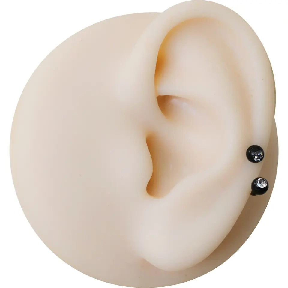 Burun ve septum bölgesinde sergilenen siyah kararmayan taşlı burun dudak kıkırdak piercing