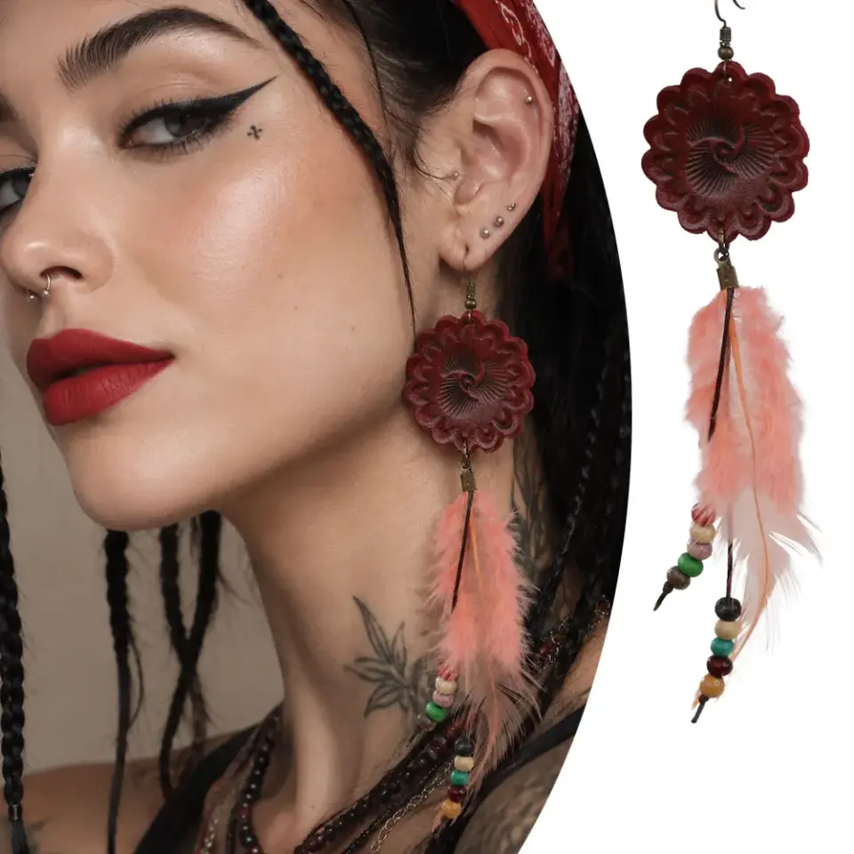 Çiçek kabartmalı gerçek deri ve çok renkli ahşap boncuk süslemeli el yapımı deri küpe