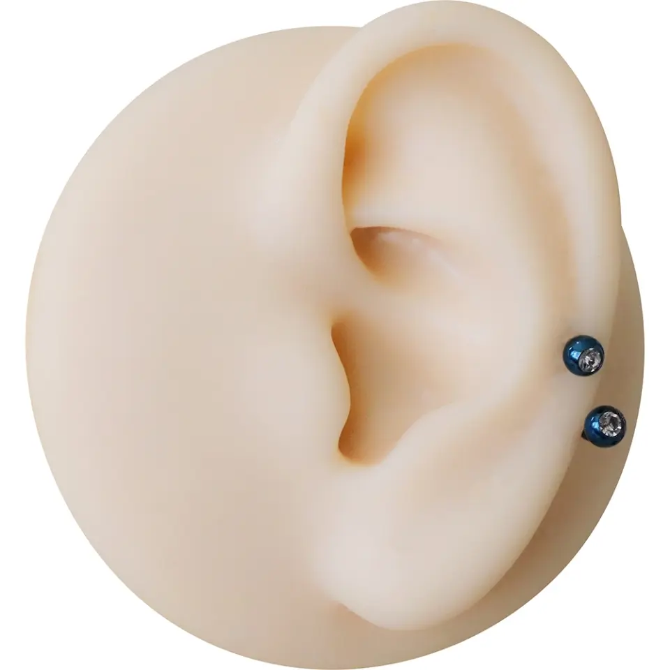 Burun ve daith bölgesinde sergilenen mavi kararmayan taşlı burun dudak kıkırdak piercing