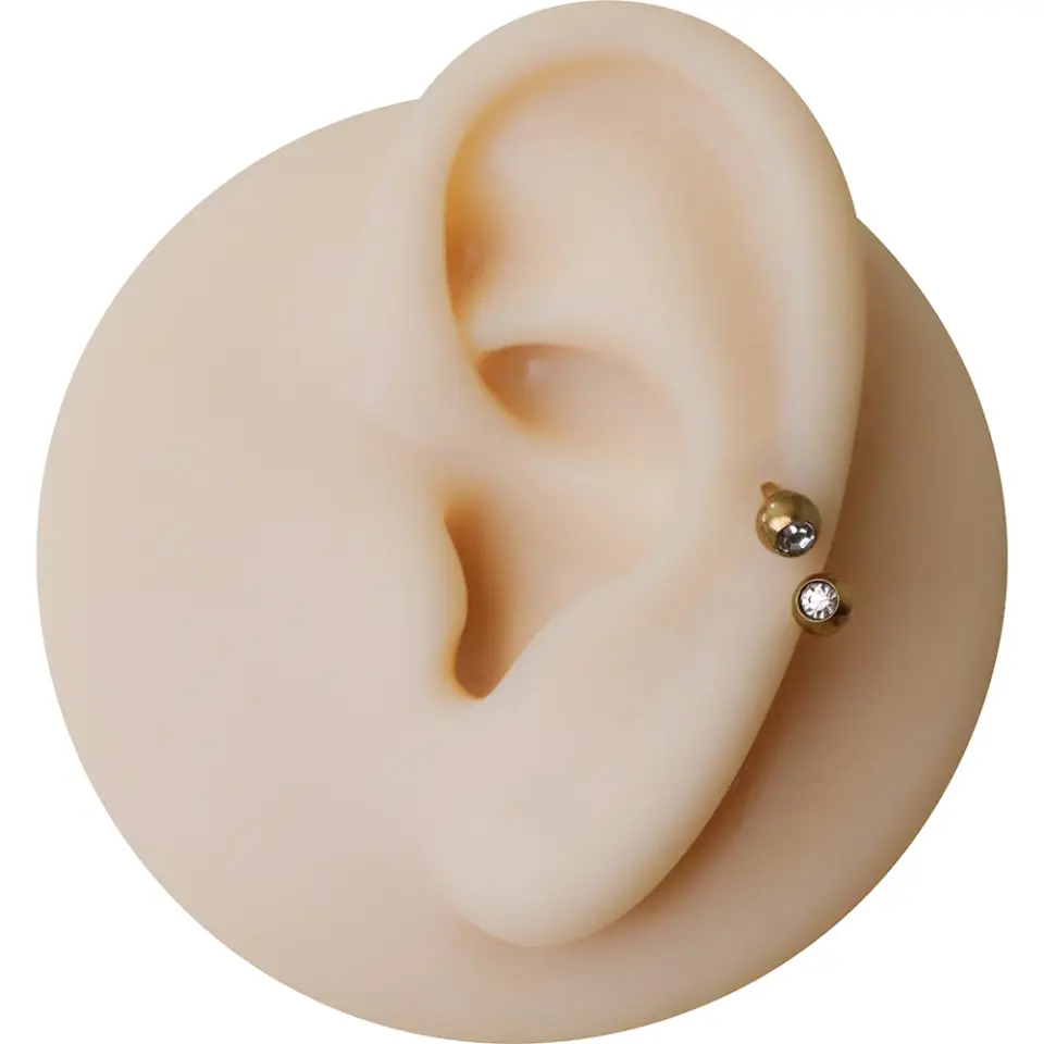 Burun ve septum bölgesinde sergilenen altın kararmayan taşlı burun dudak kıkırdak piercing