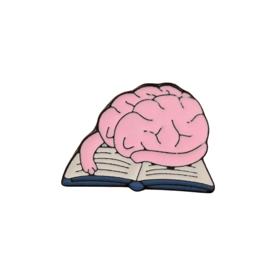 Açık kitap üzerinde kitap okuyan pembe beyin figürlü mineli rozet
