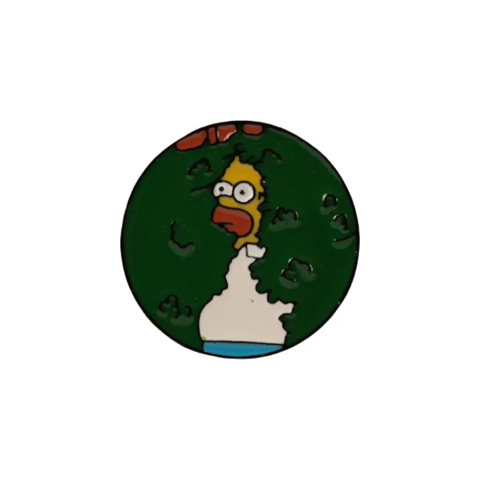Çalıların arasında saklanan Homer Simpson figürlü mineli rozet