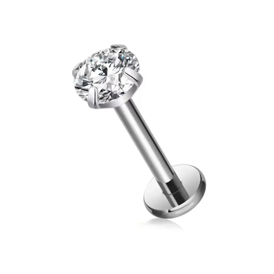 Minimalist gümüş yuvarlak zirkon taşlı dudak kıkırdak piercing şık kombin önerisi