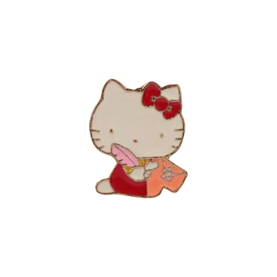 Mektup yazan kırmızı fiyonklu Hello Kitty mineli rozet