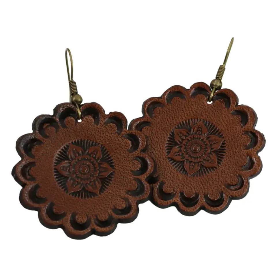Antik sarı metal kancalı lotus oyma motifli kahverengi el yapımı deri küpe