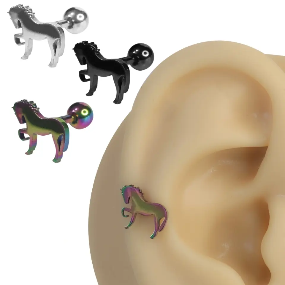 Kulak üzerinde sergilenen 316L cerrahi çelik arkadan vidalı at figürlü helix kıkırdak piercing