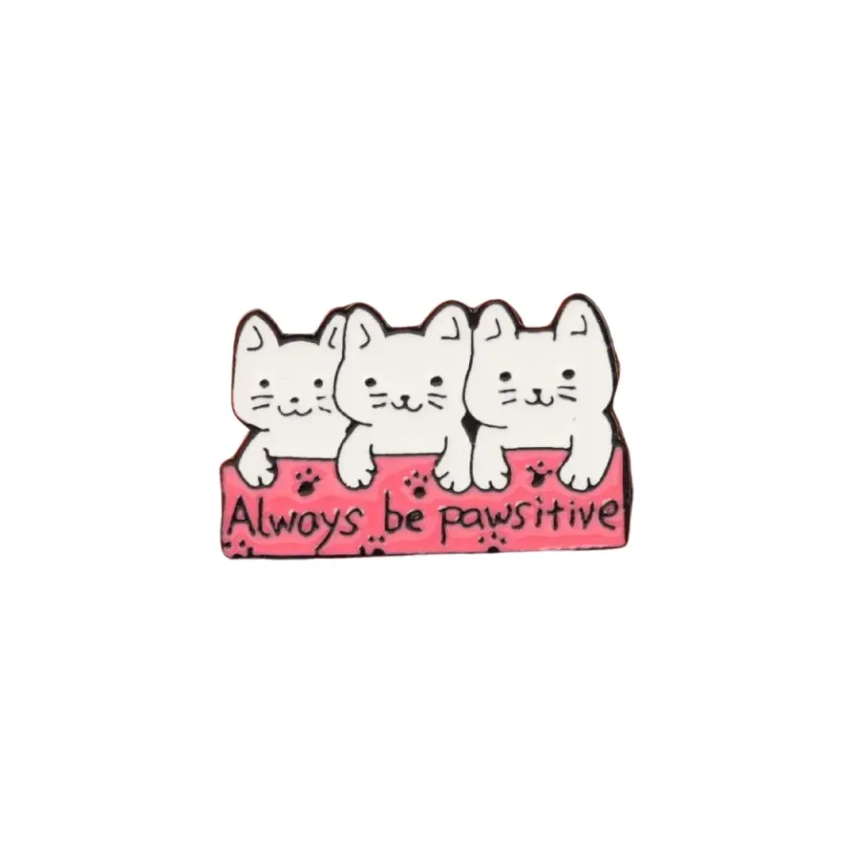 Always Be Pawsitive yazılı üç beyaz kedi figürlü pembe mineli rozet