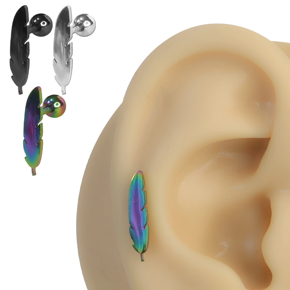 Kulak üzerinde sergilenen 316L cerrahi çelik arkadan vidalı kuş tüyü helix kıkırdak piercing