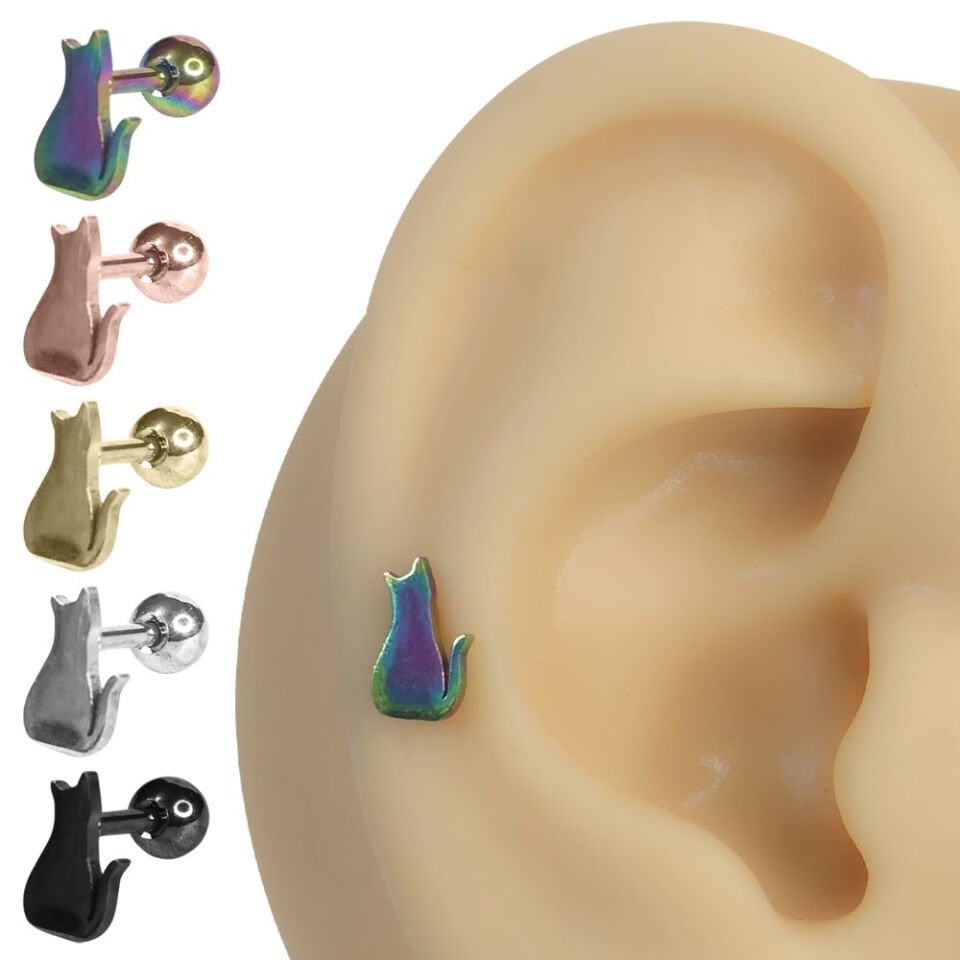 Kulak üzerinde sergilenen 316L cerrahi çelik arkadan vidalı oturan kedi figürlü helix kıkırdak piercing