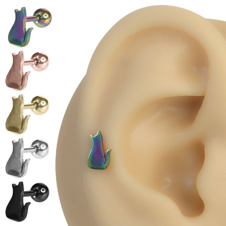 Kulak üzerinde sergilenen 316L cerrahi çelik arkadan vidalı oturan kedi figürlü helix kıkırdak piercing