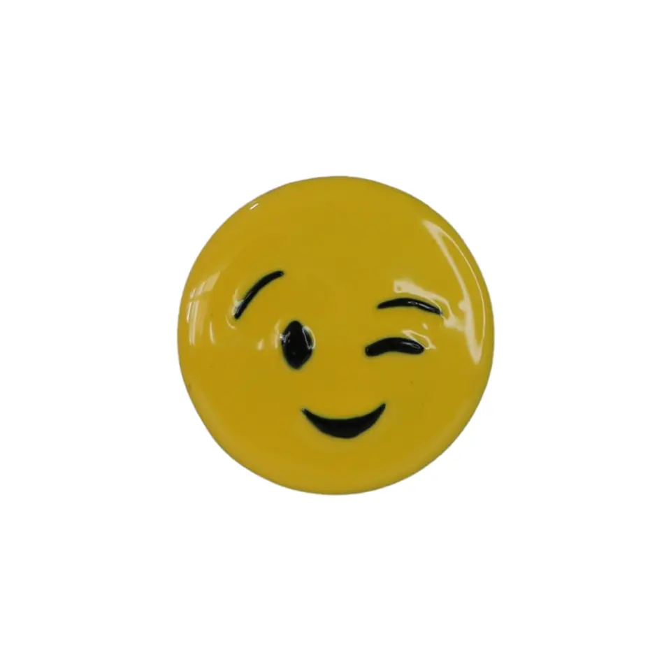Sarı renkli göz kırpan emoji tasarımlı metal iğneli rozet, alternatif ceket ve sırt çantası aksesuarı