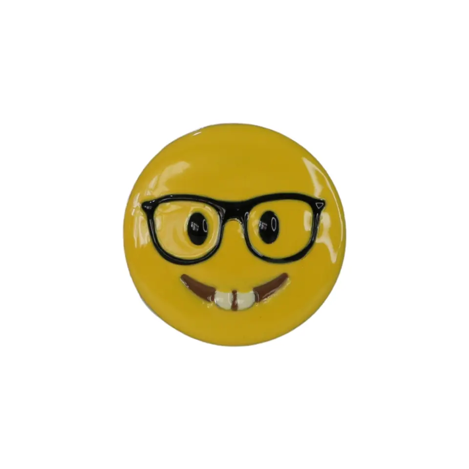 Sarı renkli siyah gözlüklü nerd emoji tasarımlı metal iğneli rozet, alternatif ceket ve sırt çantası aksesuarı