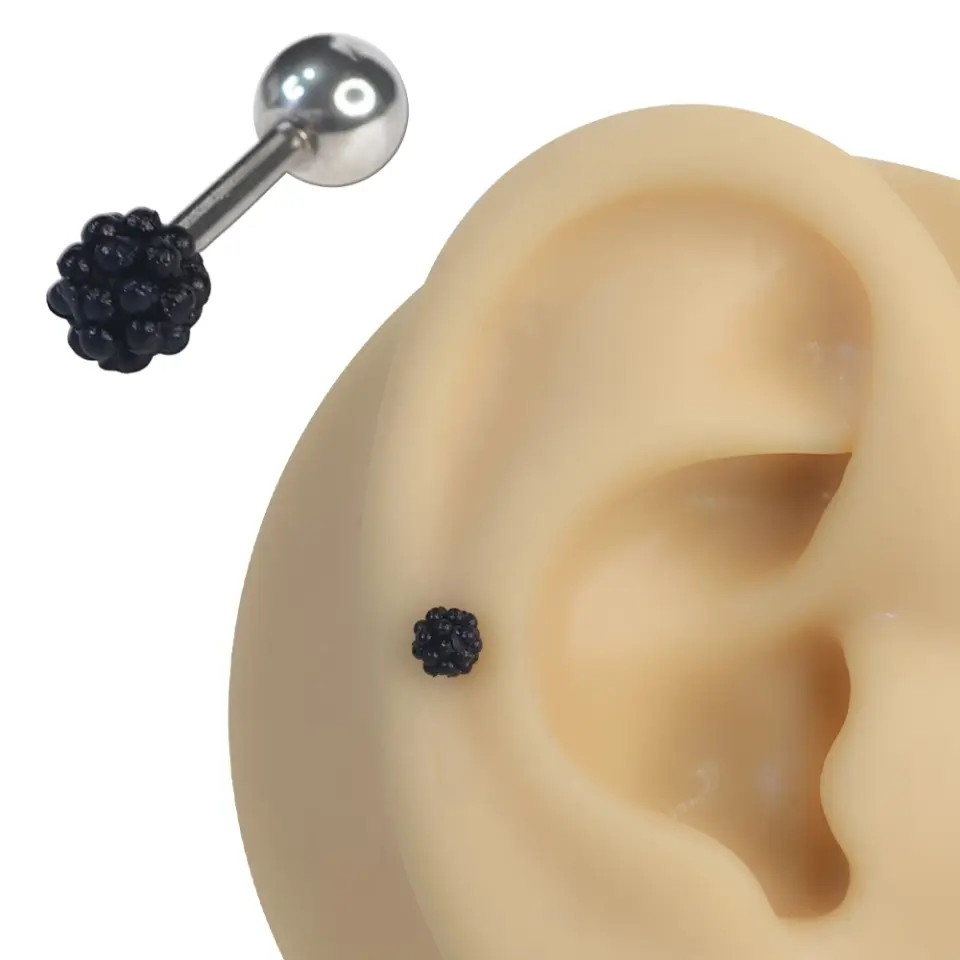 Kulak kıkırdağı üzerinde sergilenen gümüş renkli 316L cerrahi çelik siyah mini inci helix kıkırdak piercing