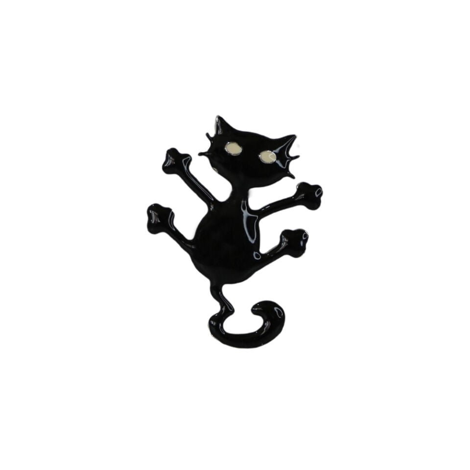 Pörtlek gözlü ve tırmanma pozisyonlu parlak siyah kara kedi tasarımlı metal iğneli rozet, alternatif ceket ve sırt çantası aksesuarı