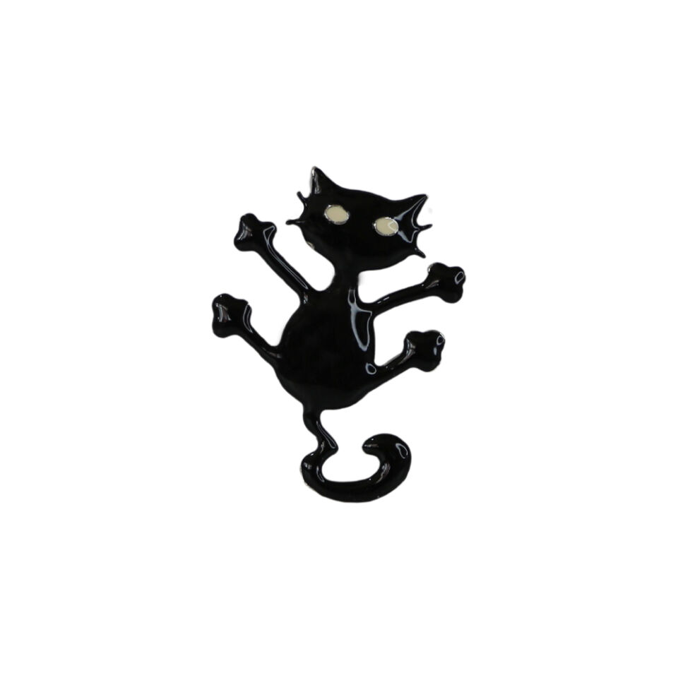 Pörtlek gözlü ve tırmanma pozisyonlu parlak siyah kara kedi tasarımlı metal iğneli rozet, alternatif ceket ve sırt çantası aksesuarı