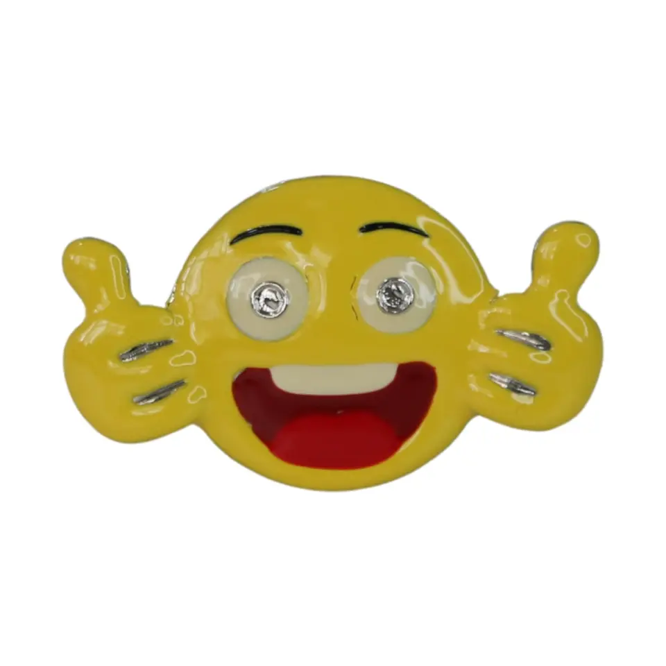 İki başparmağı havada çift thumbs up tasarımlı sarı metal iğneli emoji rozet, alternatif ceket ve sırt çantası aksesuarı