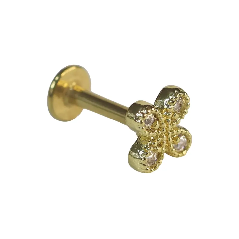 Kulak üzerinde sergilenen yonca figürlü altın rengi tragus helix kıkırdak piercing