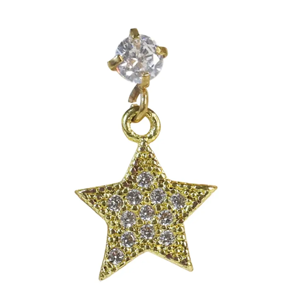 Zirkon taşlı sallantılı yıldız figürlü tragus helix kıkırdak piercing yakın çekimi