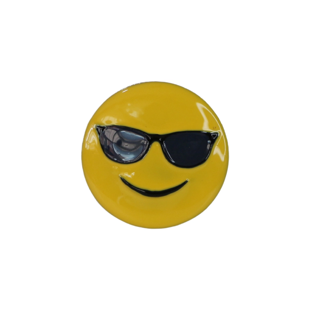 Siyah güneş gözlüğü takan havalı sarı emoji tasarımlı metal iğneli rozet, alternatif ceket ve sırt çantası aksesuarı