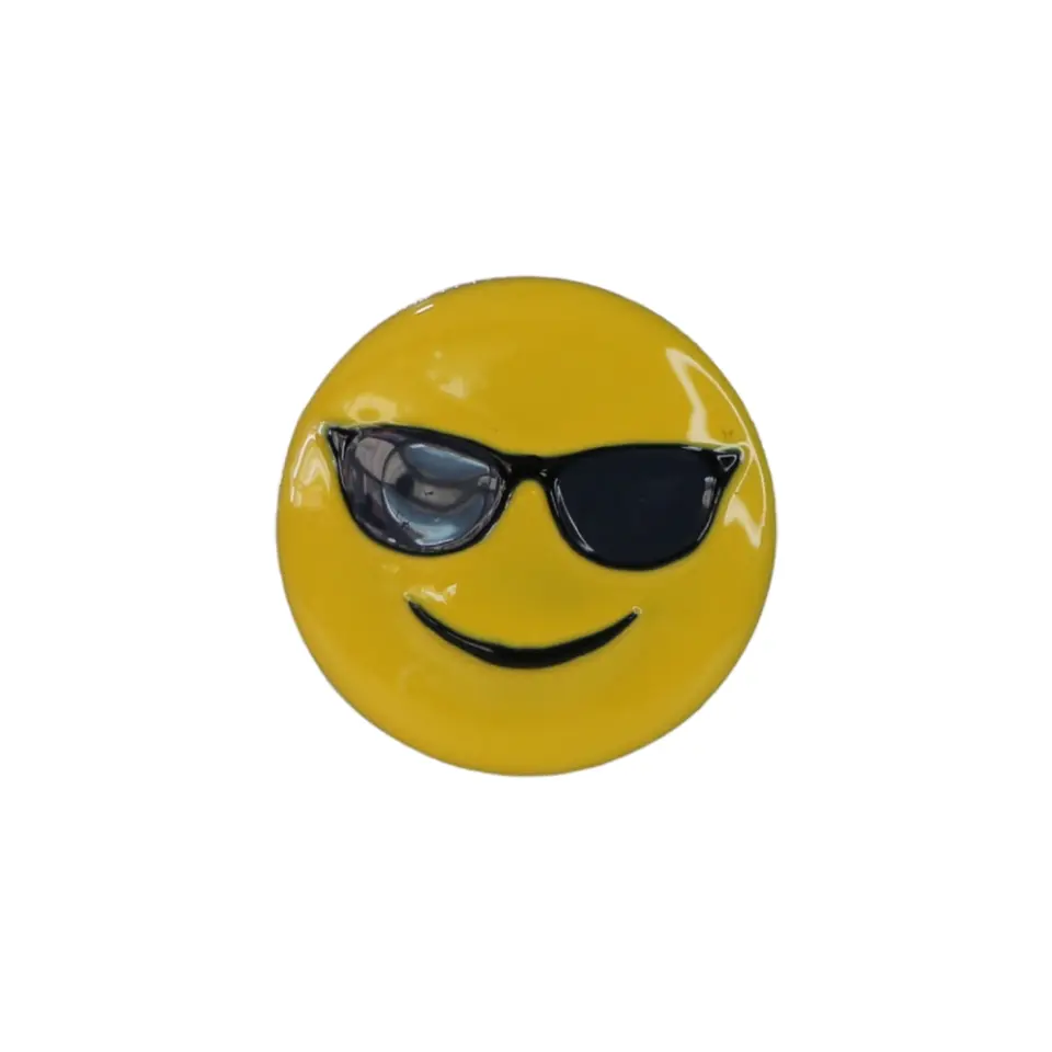 Siyah güneş gözlüğü takan havalı sarı emoji tasarımlı metal iğneli rozet, alternatif ceket ve sırt çantası aksesuarı