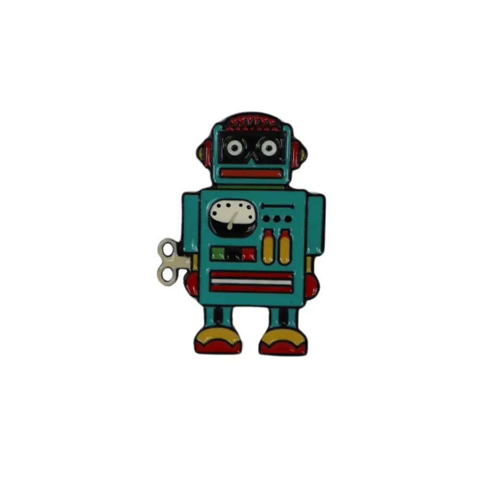 Yan tarafında kurma kolu bulunan turkuaz renkli retro robot tasarımlı metal iğneli rozet, alternatif ceket ve sırt çantası aksesuarı