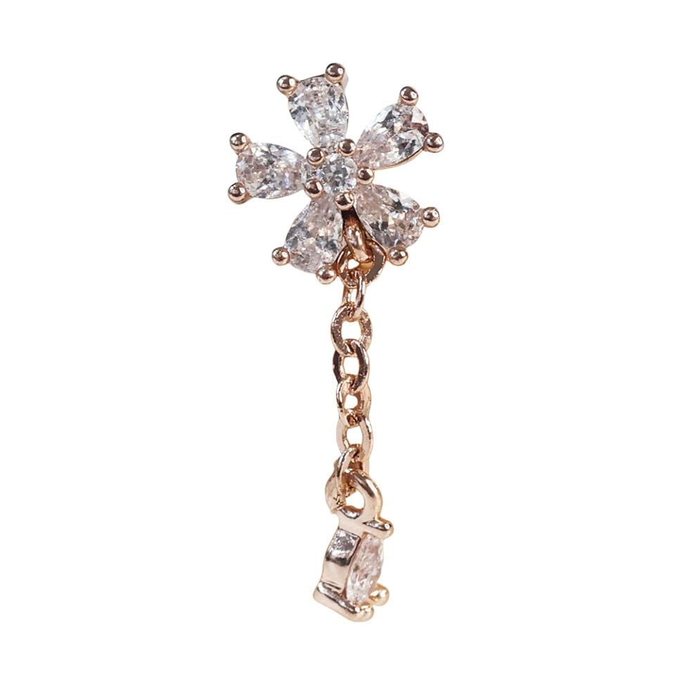 Sallantılı damla taşlı çiçek tasarımlı tragus helix kıkırdak piercing yakın çekimi