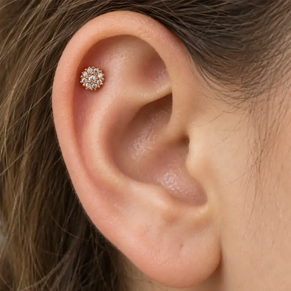 çiçek objesi olan tragus helix bölgelerinde kullanılan kıkırdak piercing